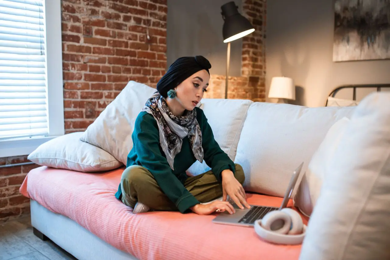 Vrouw bank laptop